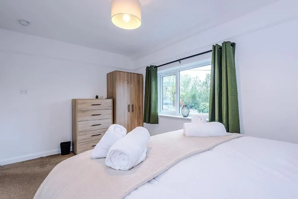 Cosy And Inviting Chester Home 0*,
